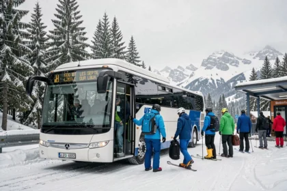 Navette de ski moderne desservant la station des Sept Laux dans les Alpes françaises avec des voyageurs en tenue hivernale